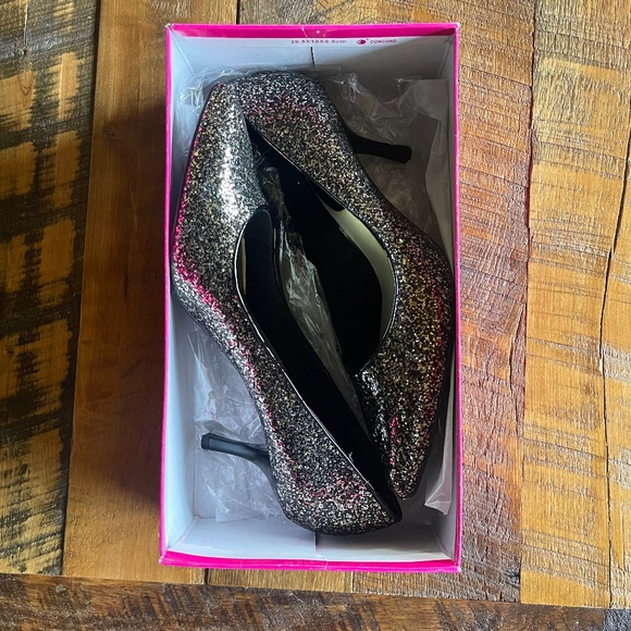 Size 9. Sequence heels. - Picture 2 of 9